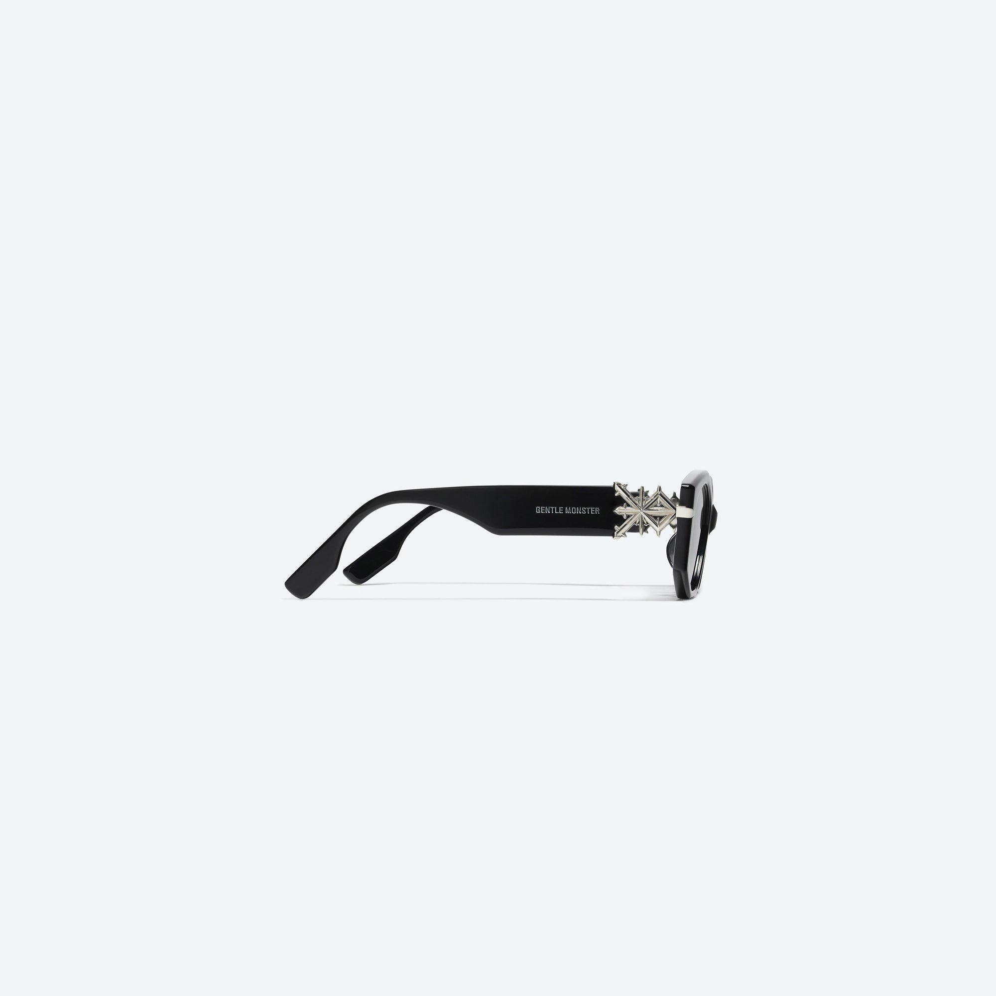 A detailed right view of Gentle Monster SANKUANZ - Cilice 01 Black Acetate framed Cat-eye sunglasses.