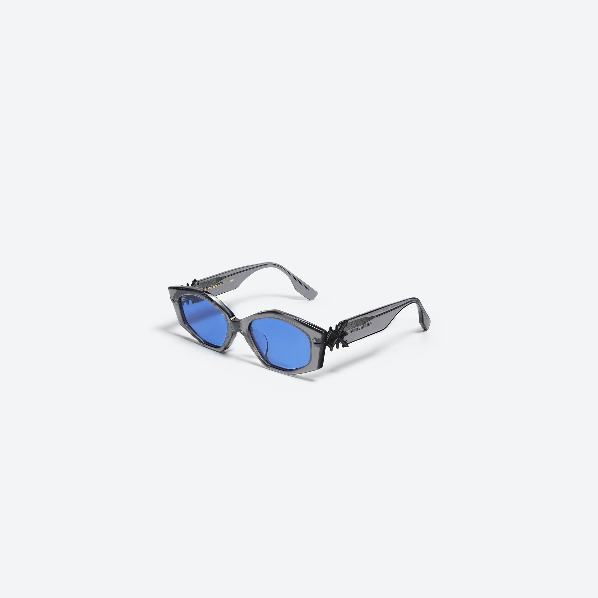 45-degree view of Gentle Monster SANKUANZ - Cilice G1 Gray Acetate framed Cat-eye sunglasses.