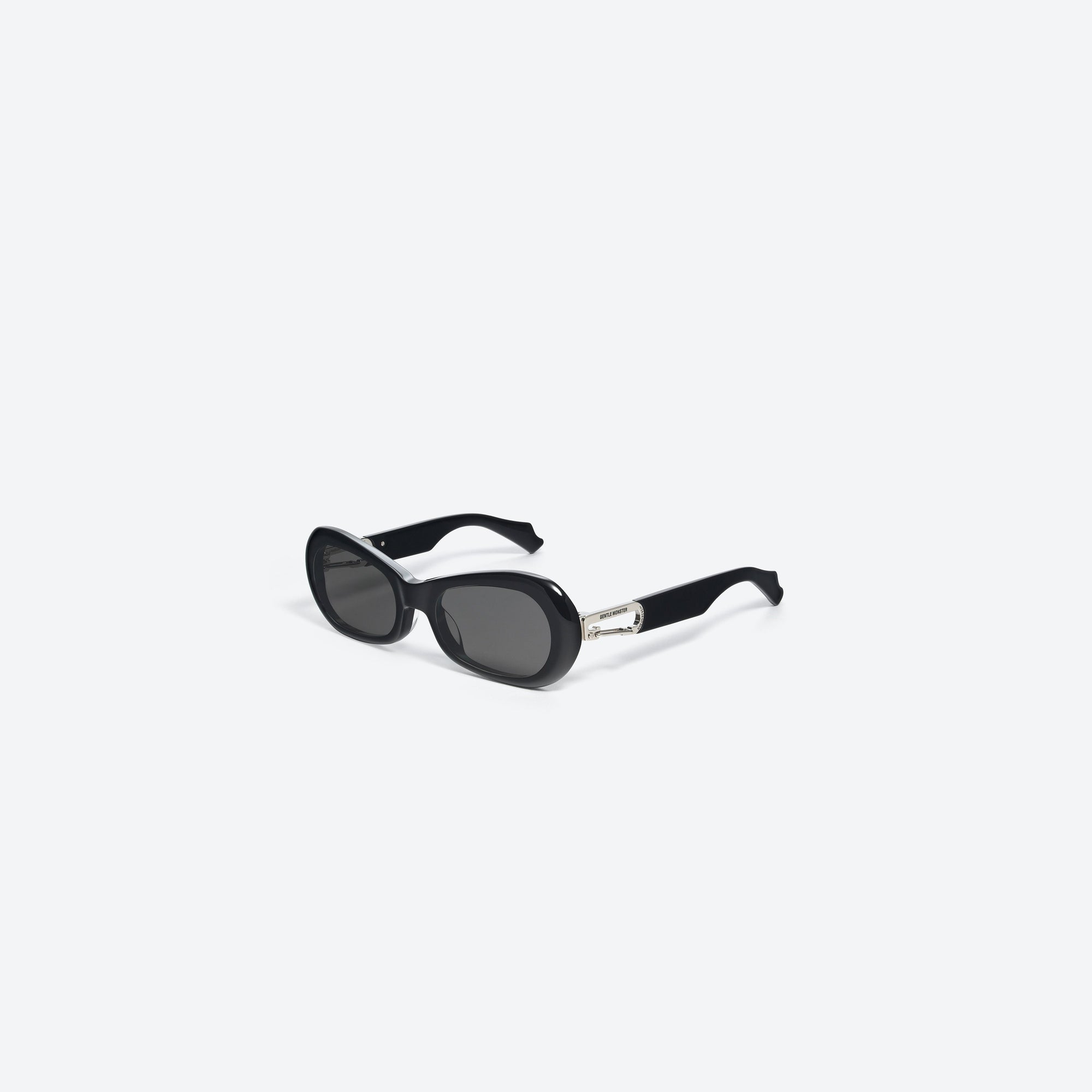 45-degree view of Gentle Monster Ambush - Carabiner 2 01 Black Mixed framed Cat-eye sunglasses.