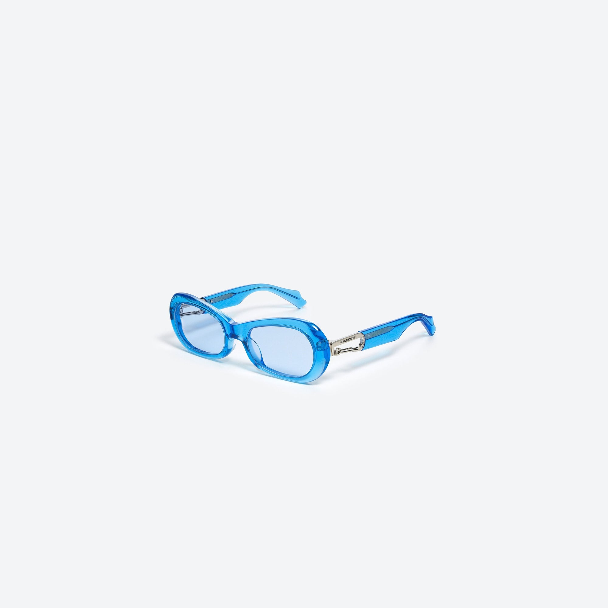 45-degree view of Gentle Monster Ambush - Carabiner 2 BLC2 Blue Mixed framed Cat-eye sunglasses.