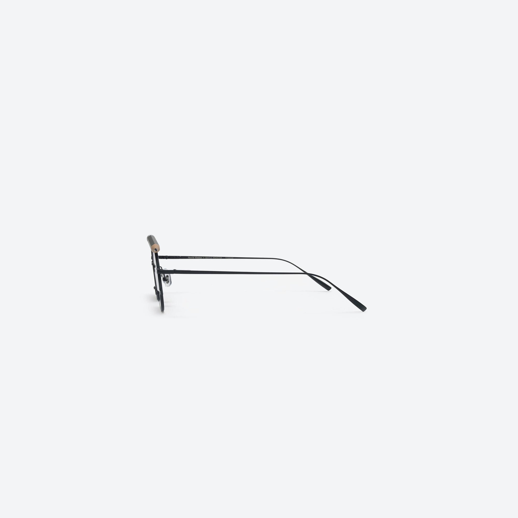 A detailed right view of Gentle Monster Henrik Vibskov - Pencil Glasses Black Pen Black Metal framed Round sunglasses.