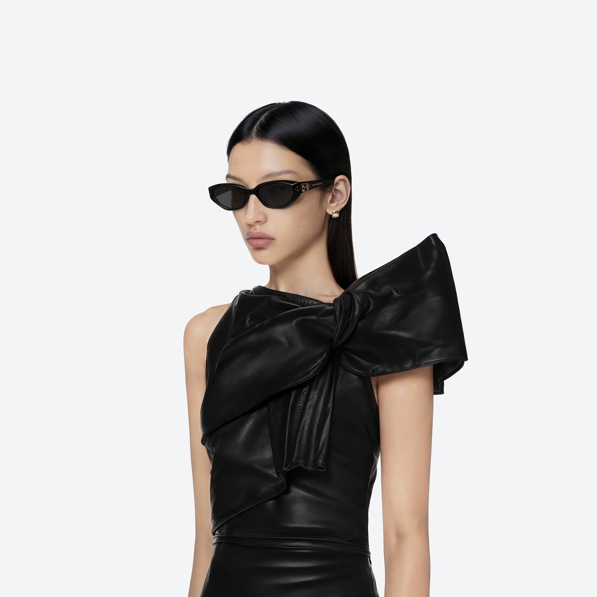 Model wearing the Duns 01 Black Acetate framed Cat-eye sunglasses.