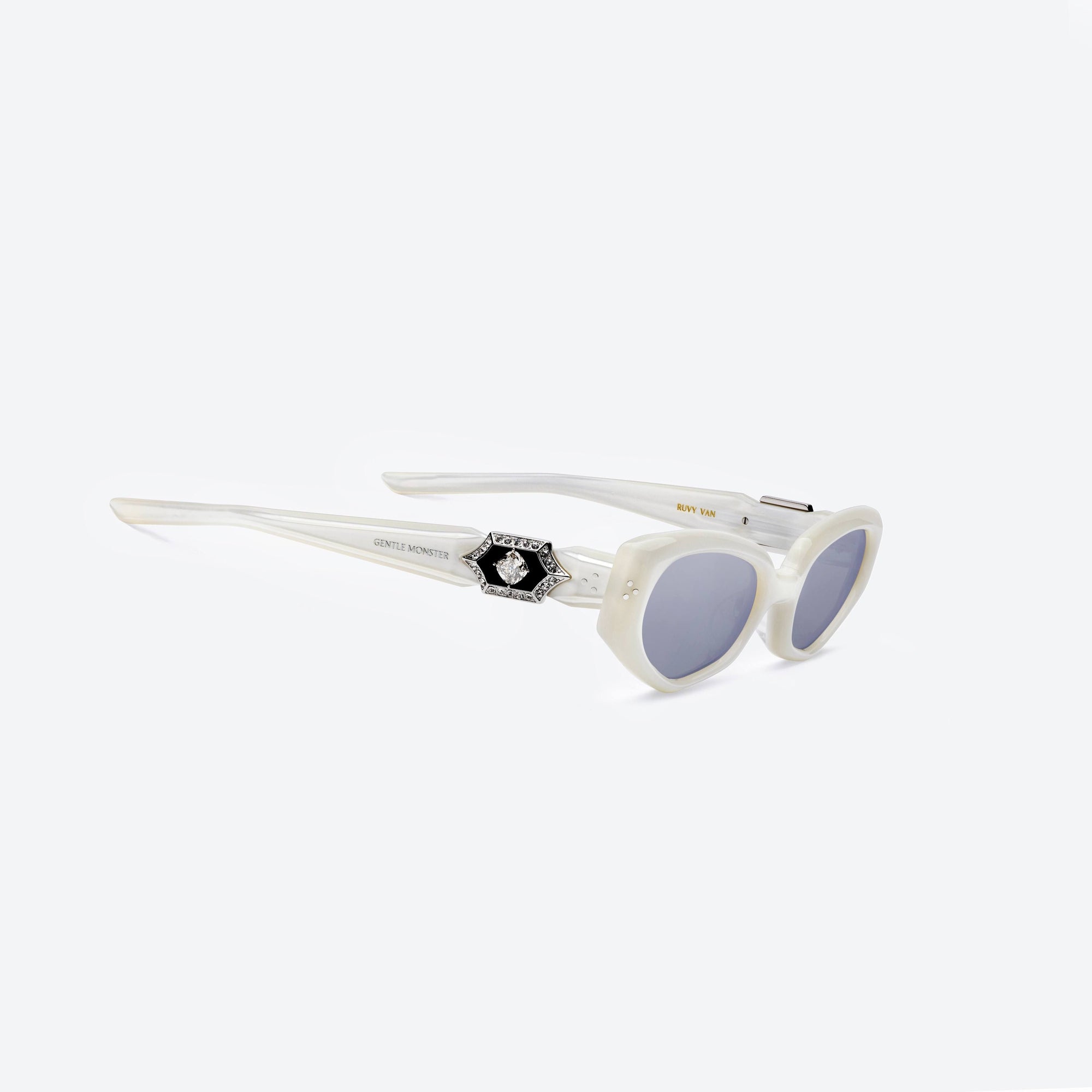 45-degree detailed view of Gentle Monster Ruvy Van WC6 White Acetate framed Cat-eye sunglasses.