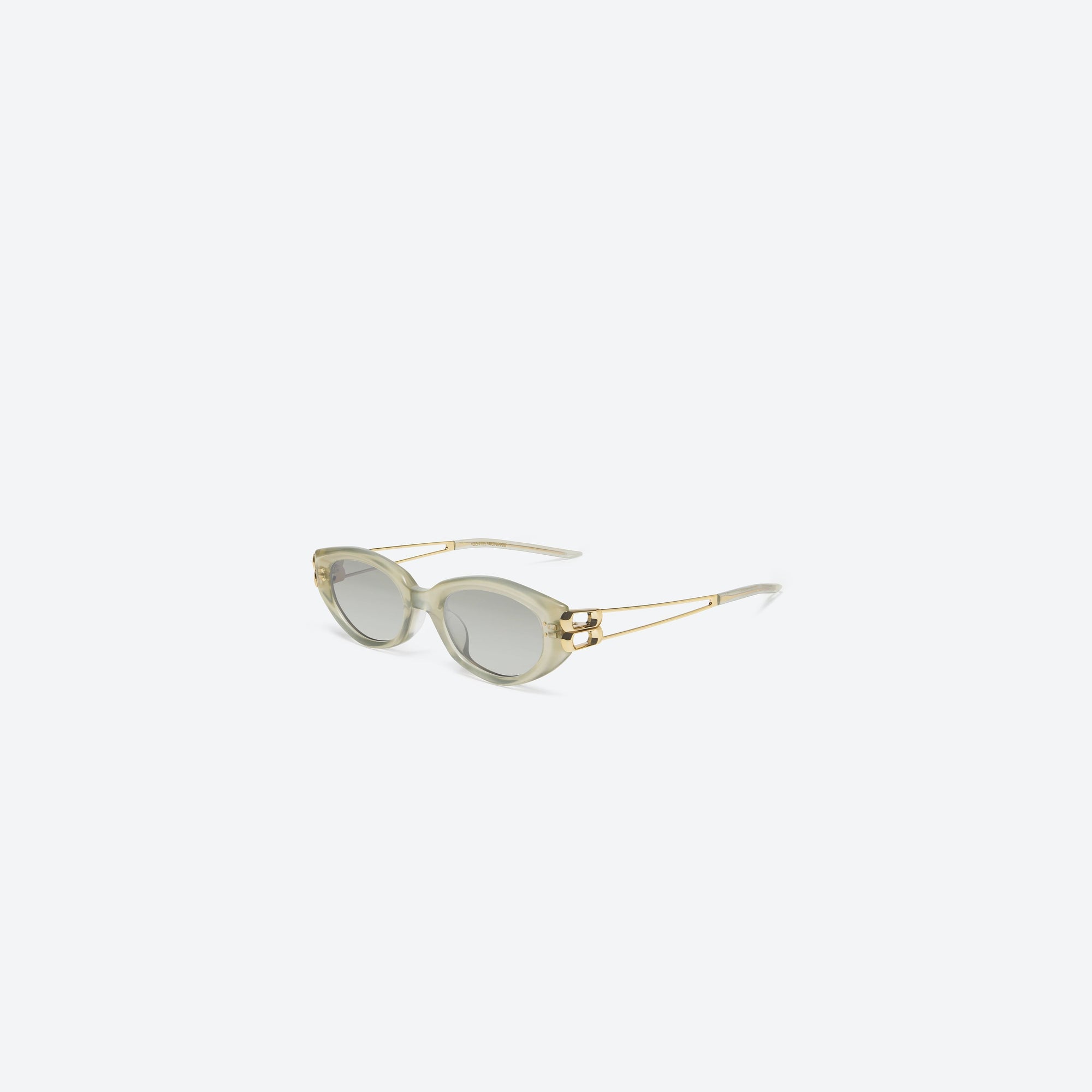 45-degree view of Gentle Monster Kunst GC10 Gray Mixed framed Cat-eye sunglasses.