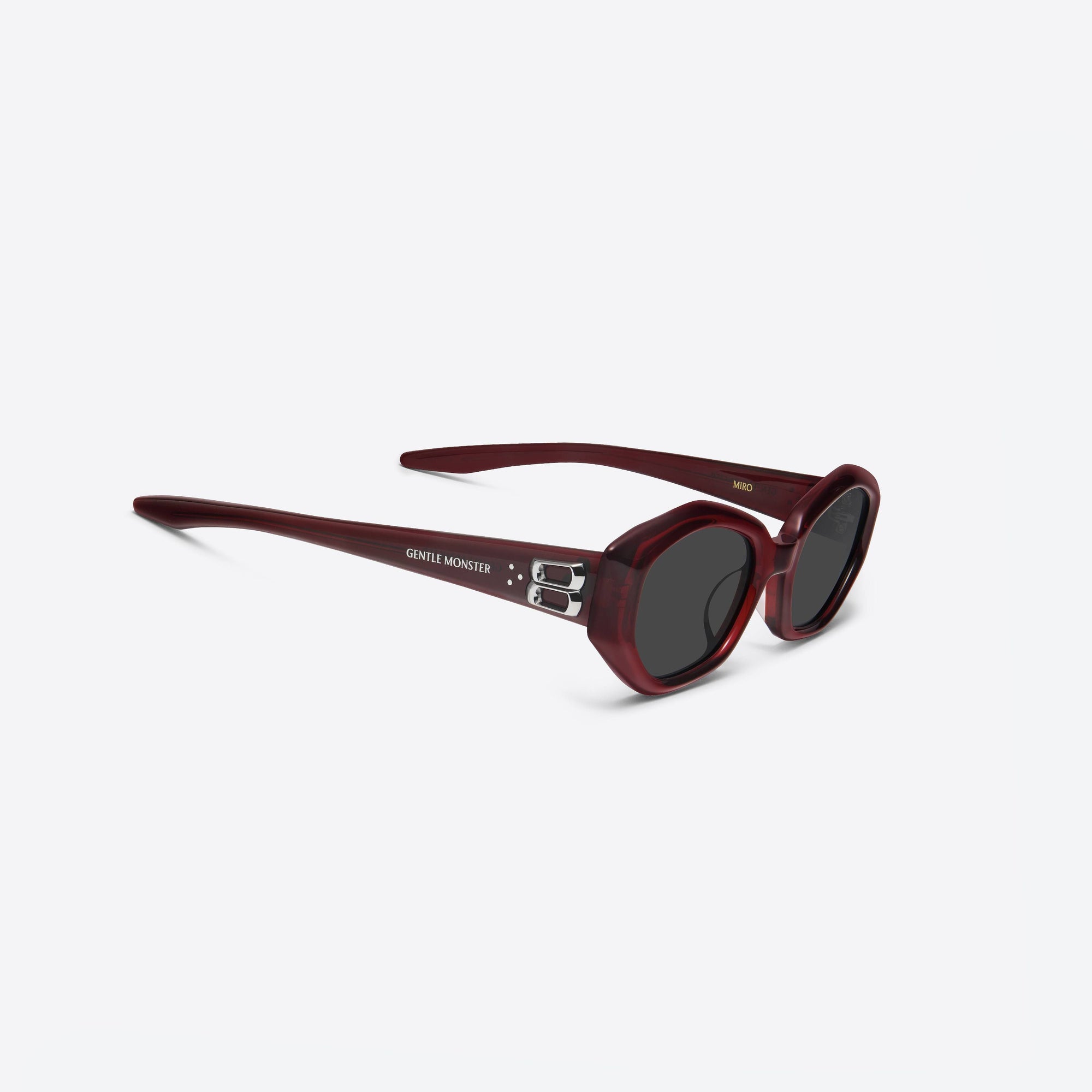 45-degree detailed view of Gentle Monster Miro RC3 Red Acetate framed Oval sunglasses.
