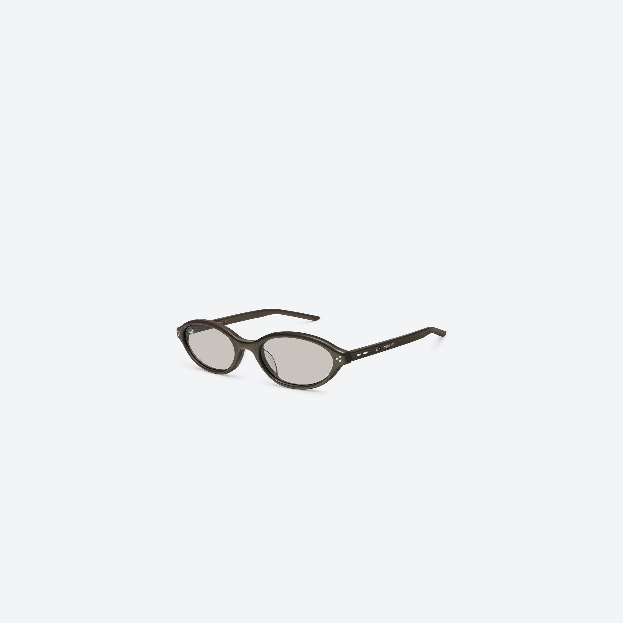 45-degree view of Gentle Monster La Cha BR4 Brown Acetate framed Round sunglasses.