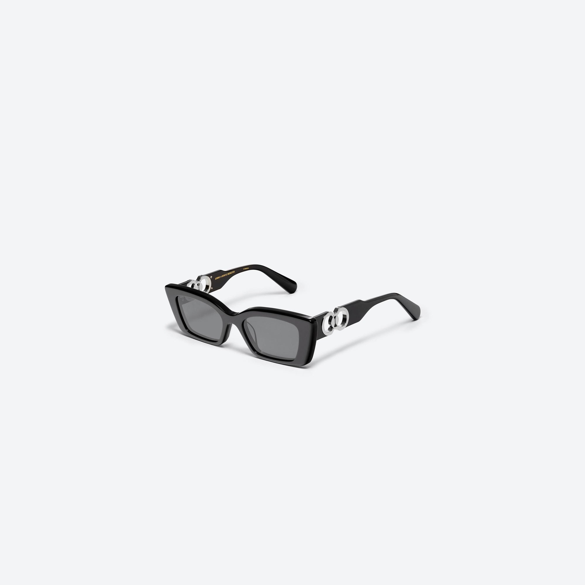 45-degree view of Gentle Monster Jennie - La Pêche 01 Black Mixed framed Square sunglasses.
