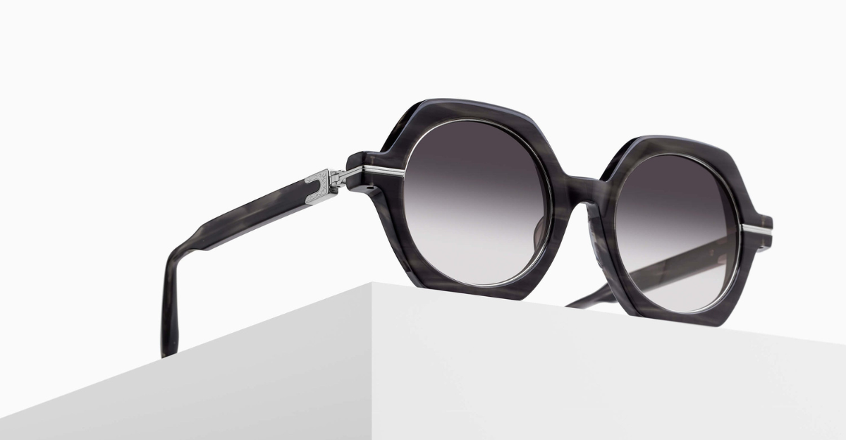M2072 | Black Stripe - Brushed Silver