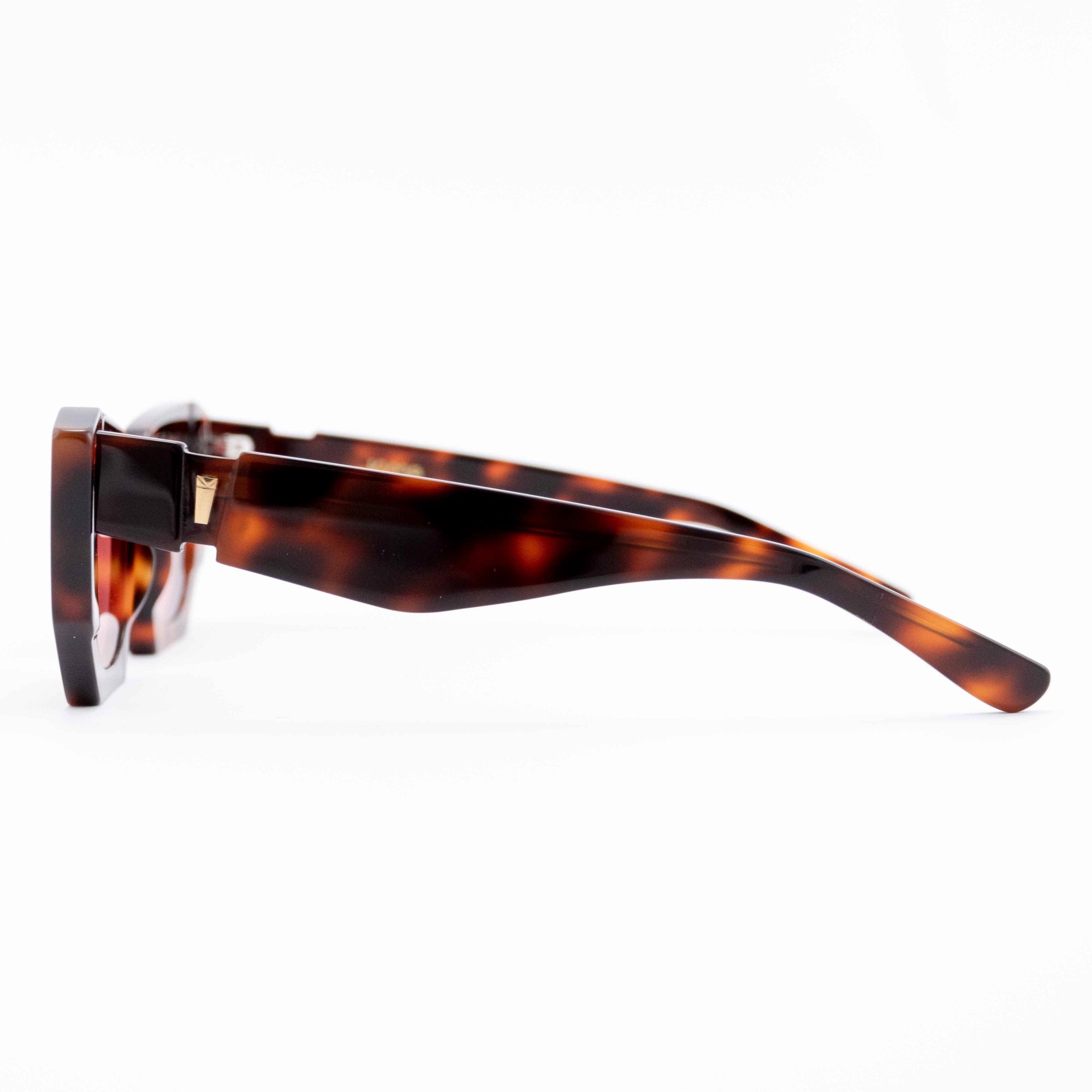 Kyme Eyewear Kim: cat-eye streetwear sunglasses. Color Lilac, Material Acetate cellulose, Size Medium