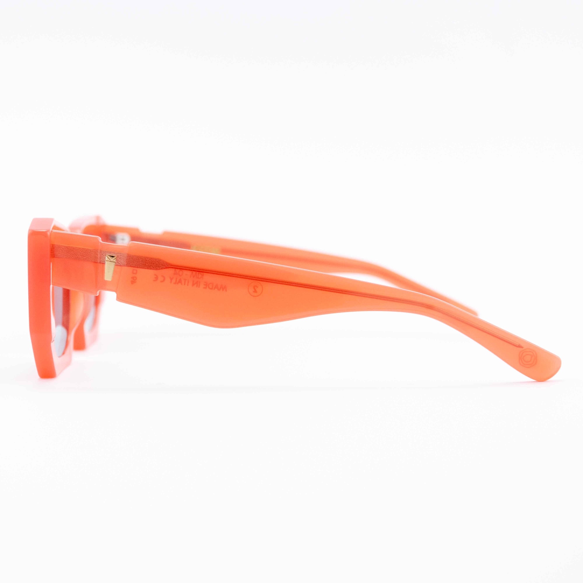 Kyme Eyewear Kim: cat-eye streetwear sunglasses. Color Peach, Material Acetate cellulose, Size Medium