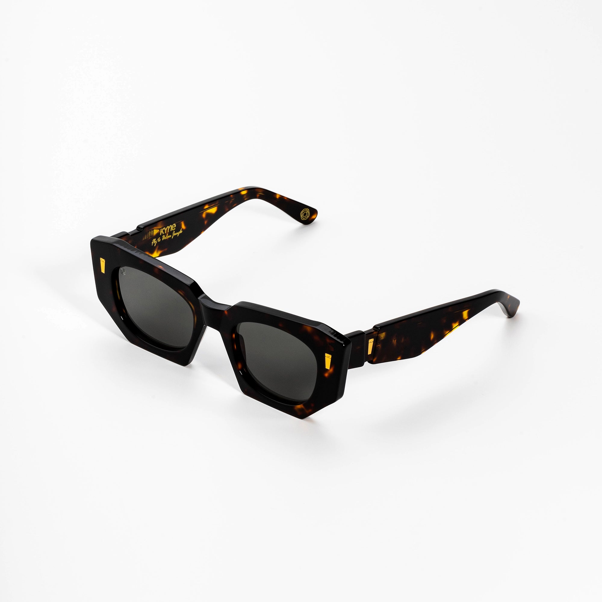 Kyme Eyewear Kim: cat-eye streetwear sunglasses. Color Avana, Material Acetate cellulose, Size Medium