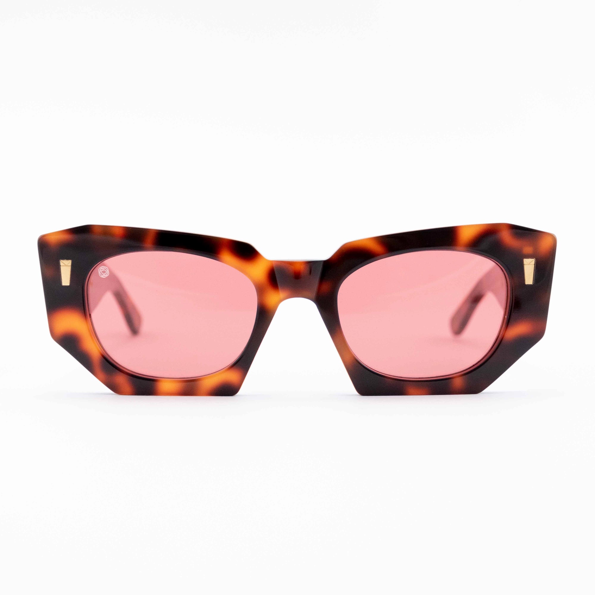 Kyme Eyewear Kim: cat-eye streetwear sunglasses. Color Lilac, Material Acetate cellulose, Size Medium