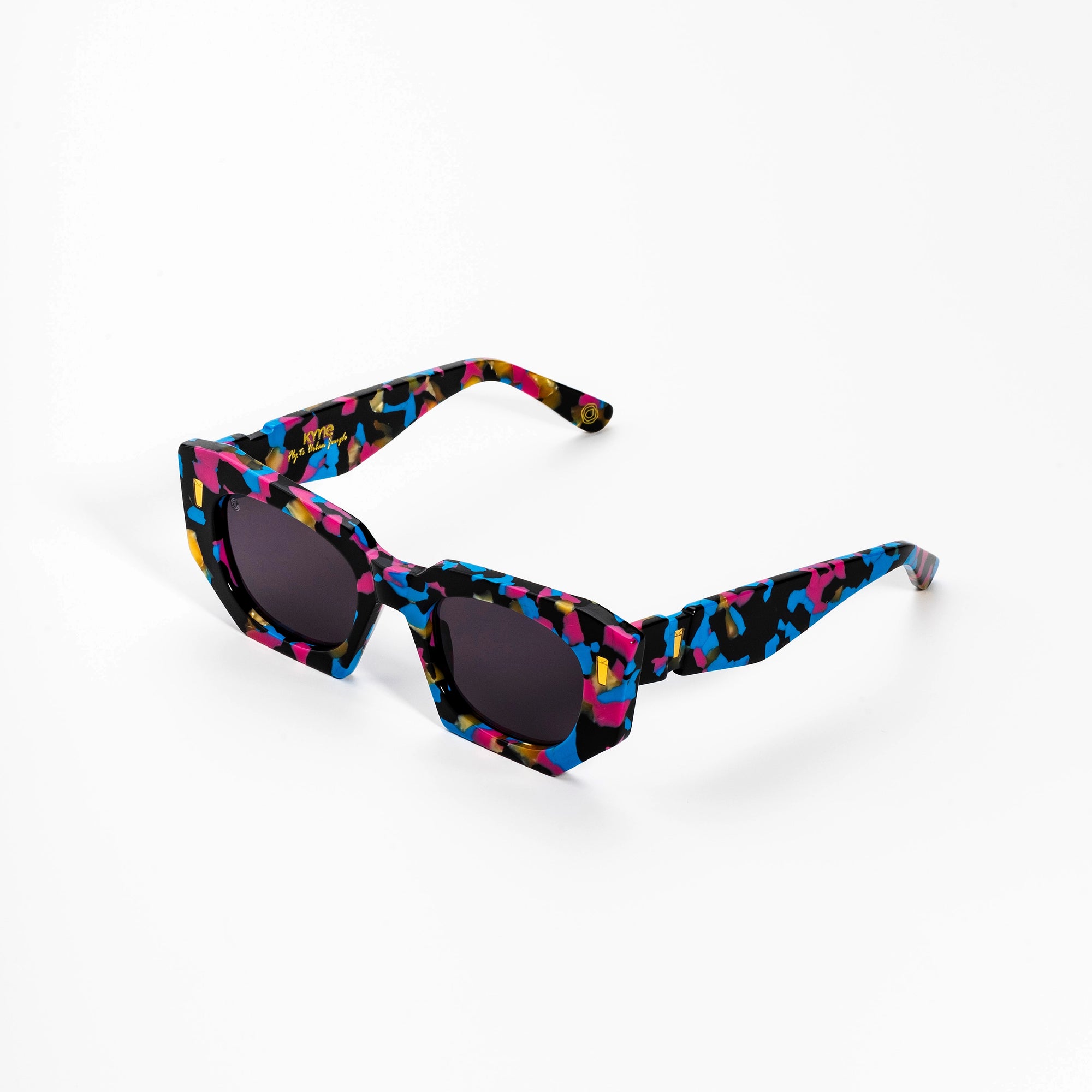 Kyme Eyewear Kim: cat-eye streetwear sunglasses. Color Dark avana, Material Acetate cellulose, Size Medium