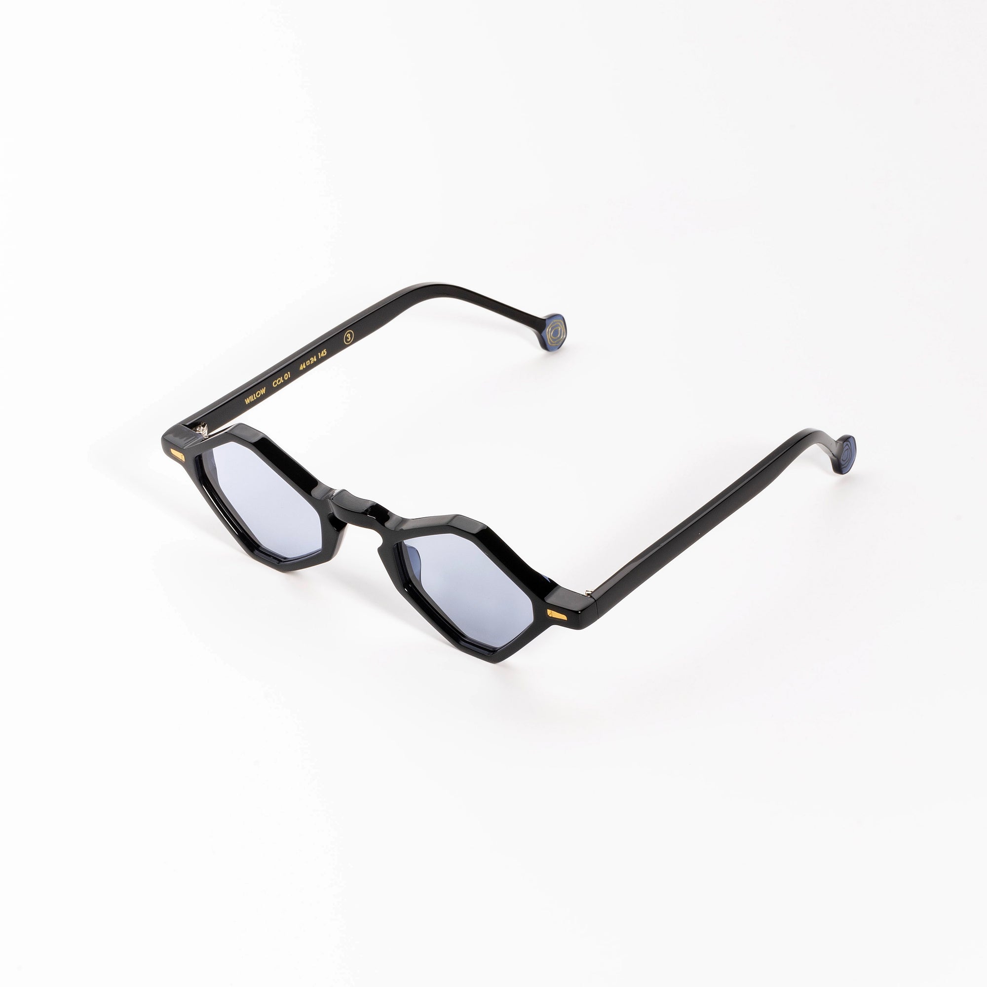 Kyme Eyewear Willow: Diamond-shaped Italian Sunglasses. Color Matt Black, Material Acetate Cellulose, Size Medium