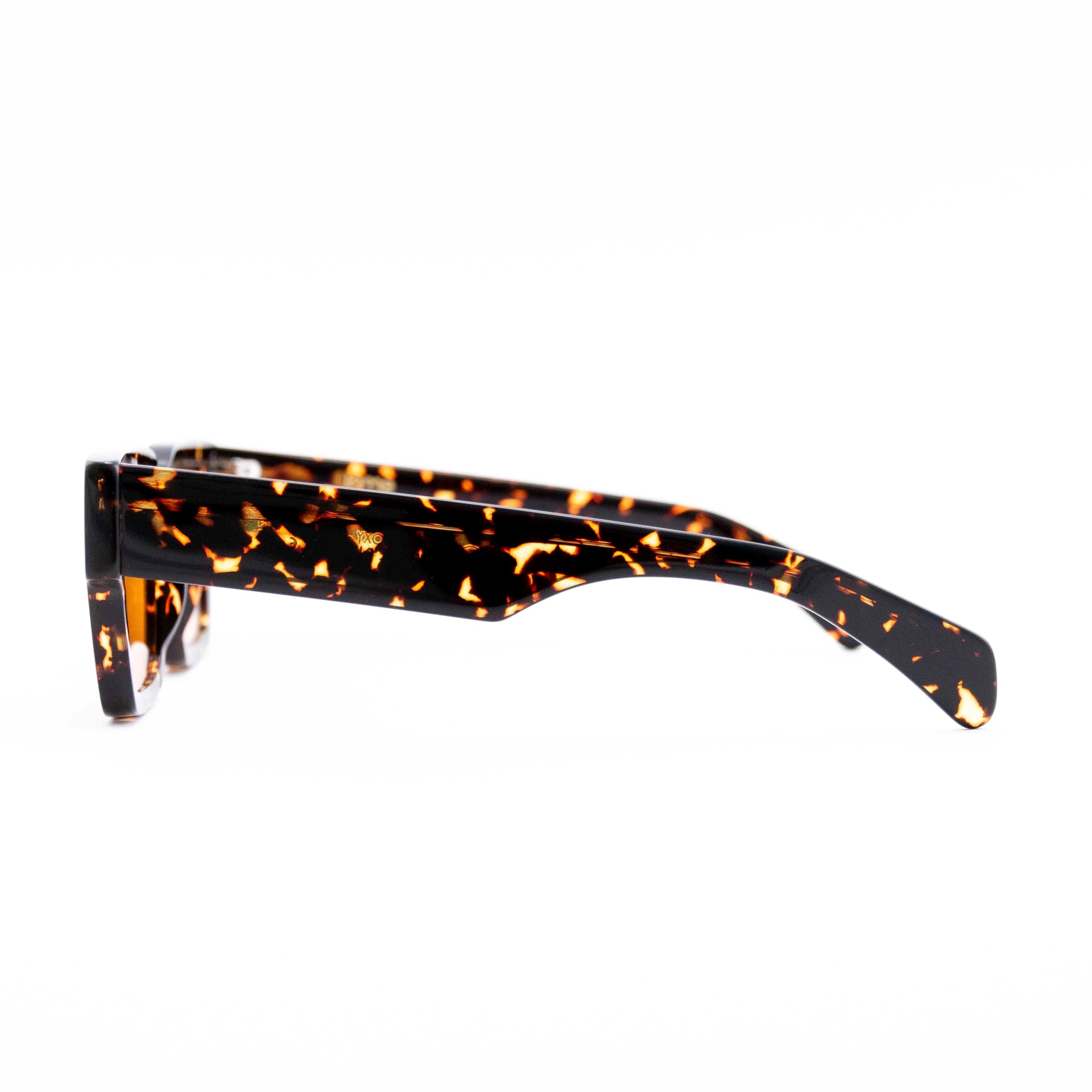 Kyme Eyewear Boxy: streetstyle squared sunglasses. Color Dark avana, Material Acetate cellulose, Size Medium