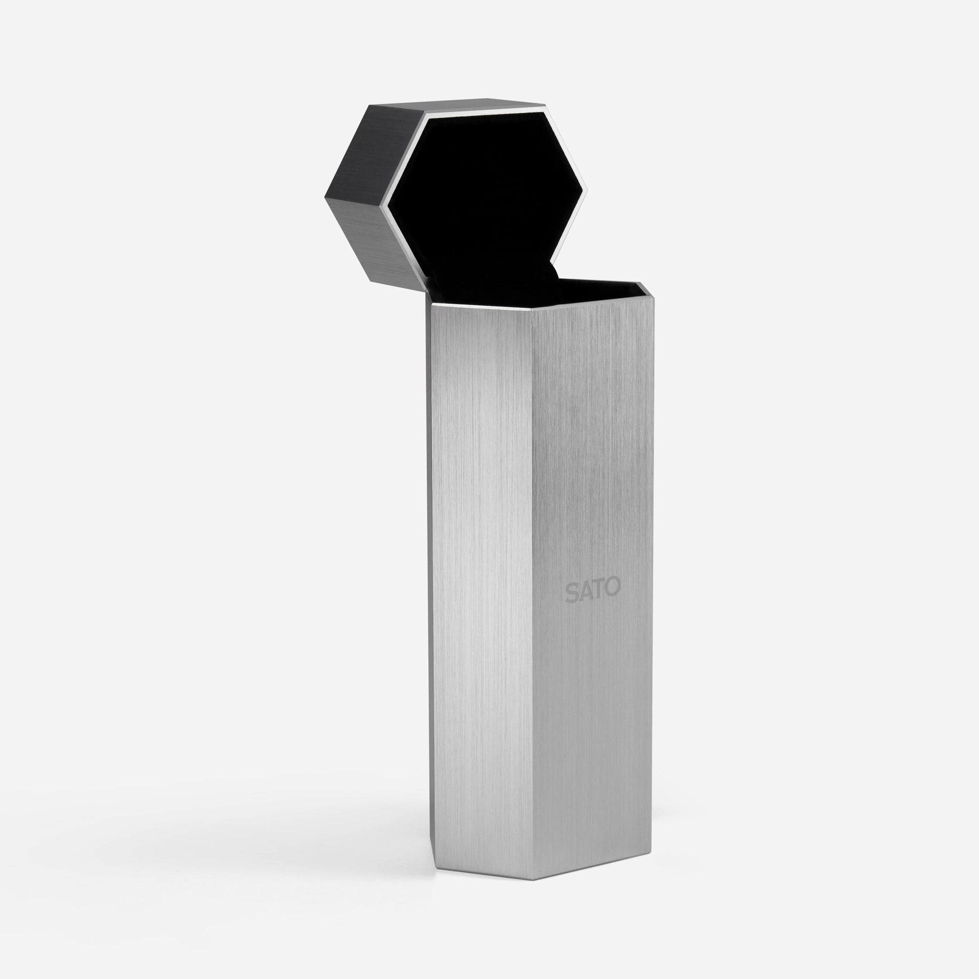 Eyewear case in matte silver